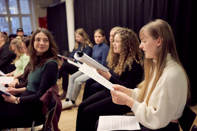 Kor Flere Unge Som Sidder Spot