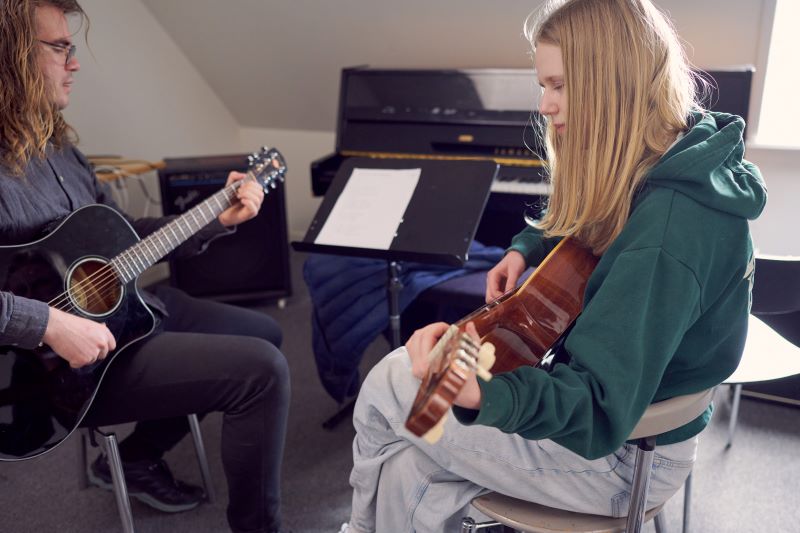 Unge Akustisk Guitar 4 Vupti 800