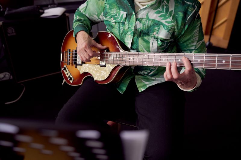 Bas Med Grøn Skjorte Spot